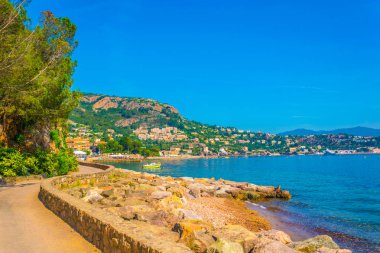 Franc 'taki Theoule sur Mer köyü yakınlarındaki sahil yürüyüşü