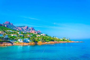 Antheor şehir ve Pic du Cap Esterel Massif Frangı içinde Roux
