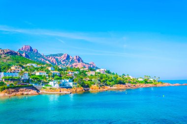 Antheor şehir ve Pic du Cap Esterel Massif Frangı içinde Roux