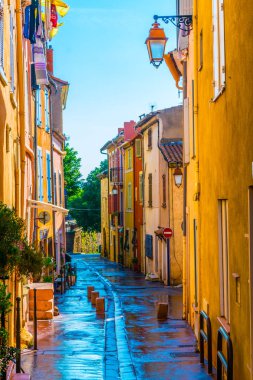 Frejus Merkezi, Frangı dar bir sokakta görünümünü