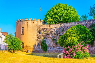 Sur ve Frejus, Frangı eski bir kulede