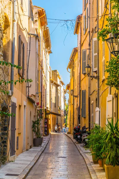 Vista Una Calle Estrecha Centro Saint Tropez Franc — Foto de Stock