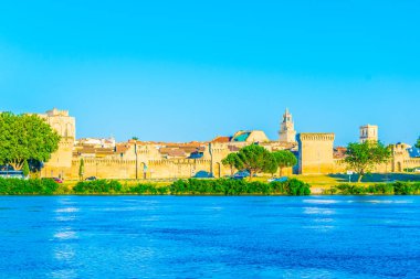 Sur Avignon, Frangı