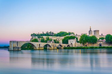 Cityscape Avignon Palais des Papes, Our Lady Katedrali ve Pont Saint Benezet, Frangı gün batımı görünümü