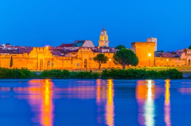 Sur Rhône, nehirde Frangı Avignon yansıtma gece görünümü