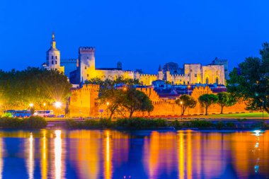 Cityscape Avignon Palais des Papes ve katedral Our Lady, Frangı ile gün batımı görünümü