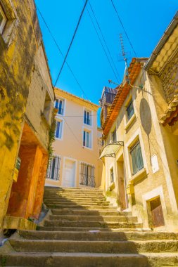 Frangı turuncu dar bir sokakta