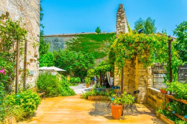 Ortaçağ Fransız şehir Uze bahçede