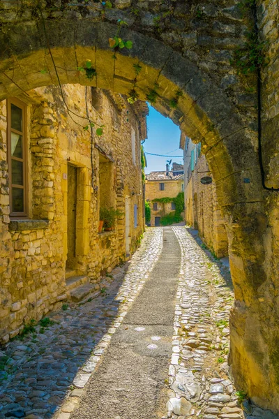 Una Strada Stretta Nel Centro Storico Vaison Romaine Franc — Foto Stock