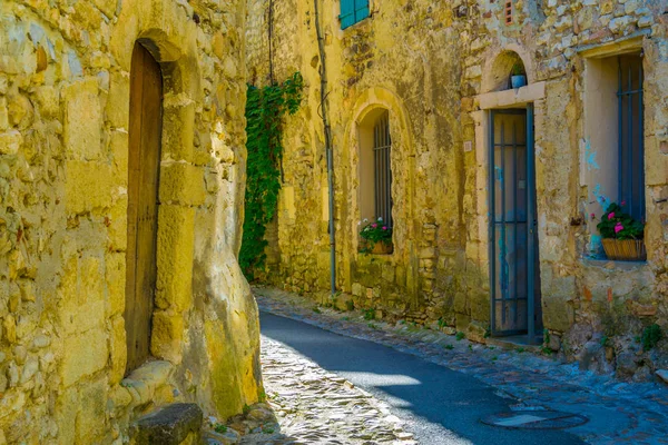 Una Calle Estrecha Casco Antiguo Vaison Romaine Franc — Foto de Stock