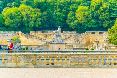 Jardin de la fontaine Nimes Frangı içinde güzel bir çeşme