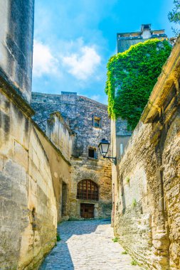 Les Baux de Provence, Frangı tarihi merkezinde dar bir sokak görünümü