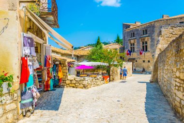 Les Baux de Provence, Frangı tarihi merkezinde dar bir sokak görünümü