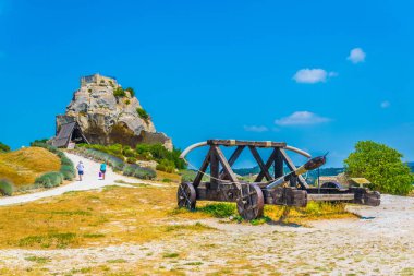 Chateau des Baux içinde yer alan tarihi silah Frangı köyde Les Baux des Provence tünemiş