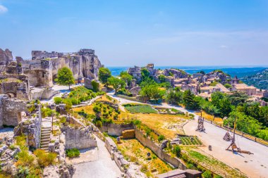 Chateau des Baux içinde yer alan tarihi silah Frangı köyde Les Baux des Provence tünemiş