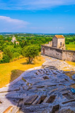 Frangı Montmajour manastırda içinde sığ mezarlarda