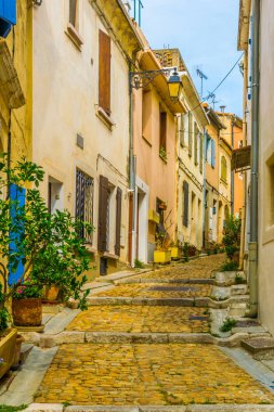 Arles, Frangı tarihi merkezi dar bir sokak görünümü