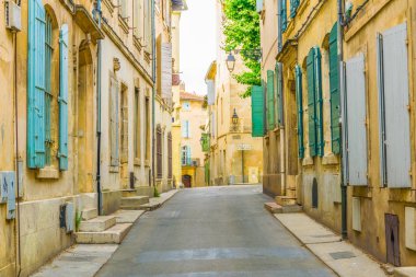 Arles, Frangı tarihi merkezi dar bir sokak görünümü