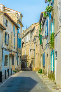 Arles, Frangı tarihi merkezi dar bir sokak görünümü