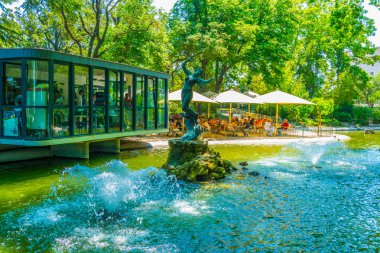 Cafe ve Avignon, Frangı bir parkta bir yapay gölet