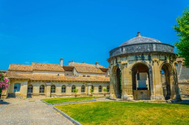Eski carthusian Manastırı Chartreuse de Villeneuve lez Avignon, Frangı bir köşk ile ana avlu