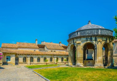 Eski carthusian Manastırı Chartreuse de Villeneuve lez Avignon, Frangı bir köşk ile ana avlu