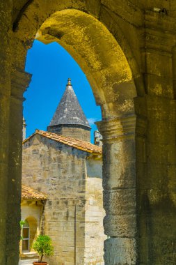 Eski carthusian Manastırı Chartreuse de Villeneuve lez Avignon, Frangı bir köşk ile ana avlu