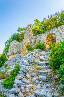Buoux kale bakan Luberon bölgesel doğal parkında Frangı