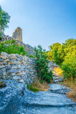 Buoux kale bakan Luberon bölgesel doğal parkında Frangı