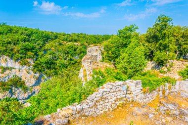Buoux kale bakan Luberon bölgesel doğal parkında Frangı