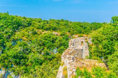 Buoux kale bakan Luberon bölgesel doğal parkında Frangı