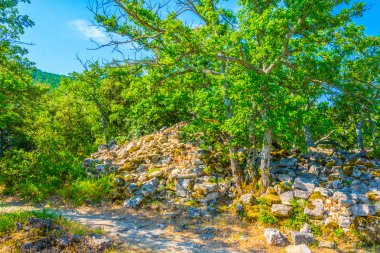 Buoux kale bakan Luberon bölgesel doğal parkında Frangı