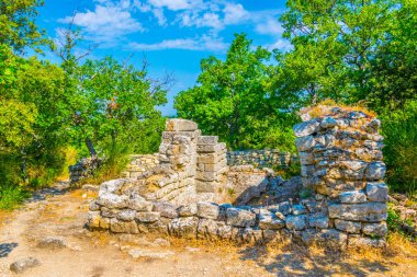 Buoux kale bakan Luberon bölgesel doğal parkında Frangı