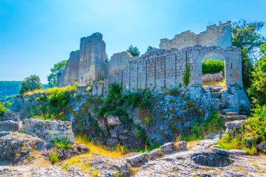 Buoux kale bakan Luberon bölgesel doğal parkında Frangı
