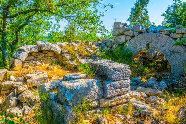 Buoux kale bakan Luberon bölgesel doğal parkında Frangı
