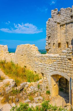 Buoux kale bakan Luberon bölgesel doğal parkında Frangı