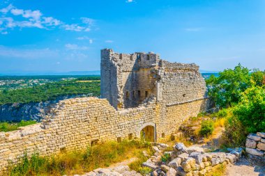 Buoux kale bakan Luberon bölgesel doğal parkında Frangı