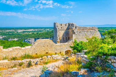 Buoux kale bakan Luberon bölgesel doğal parkında Frangı