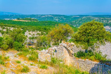 Buoux kale bakan Luberon bölgesel doğal parkında Frangı