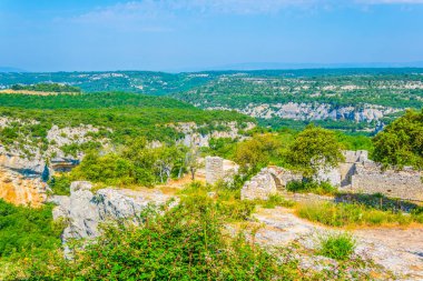 Buoux kale bakan Luberon bölgesel doğal parkında Frangı