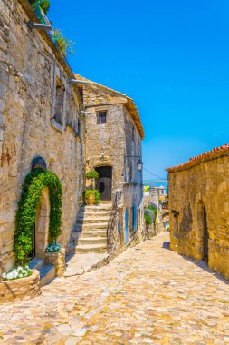 Frangı köyde Lacoste dar sokak