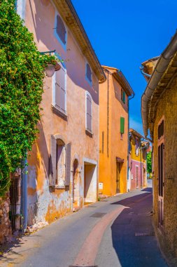 Frangı köyde Roussillon dar bir sokakta