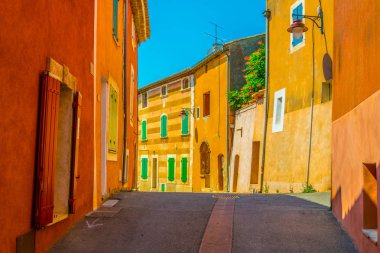 Frangı köyde Roussillon dar bir sokakta