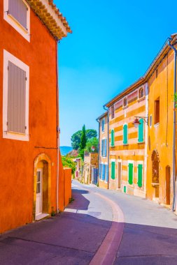 Frangı köyde Roussillon dar bir sokakta
