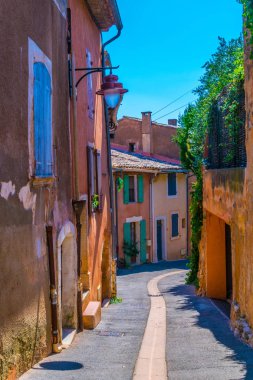 Frangı köyde Roussillon dar bir sokakta