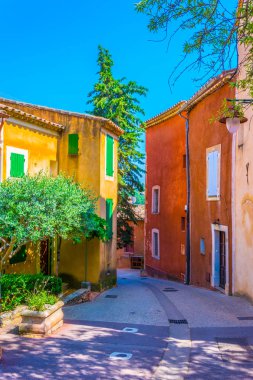 Frangı köyde Roussillon dar bir sokakta