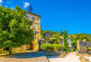 Frangı Oppede le Vieux köyde merkezi bir meydanda görünümünü