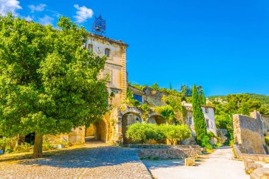 Frangı Oppede le Vieux köyde merkezi bir meydanda görünümünü