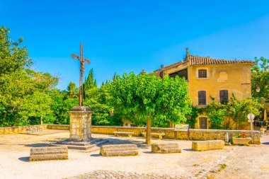 Frangı Oppede le Vieux köyde merkezi bir meydanda görünümünü