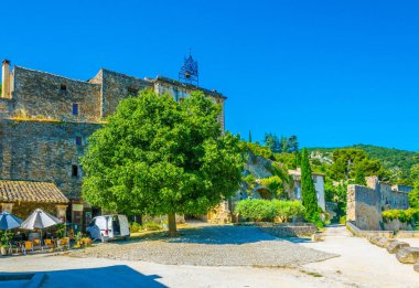 Frangı Oppede le Vieux köyde merkezi bir meydanda görünümünü